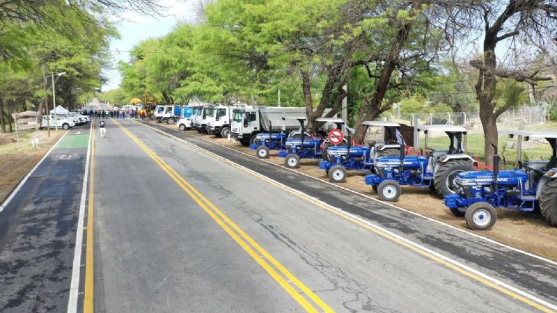 El Gobierno celebró el Día del Camino con inauguraciones y nueva maquinaria