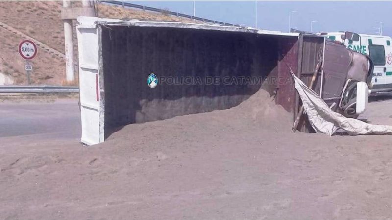 Camionero terminó herido tras un vuelco en la Circunvalación