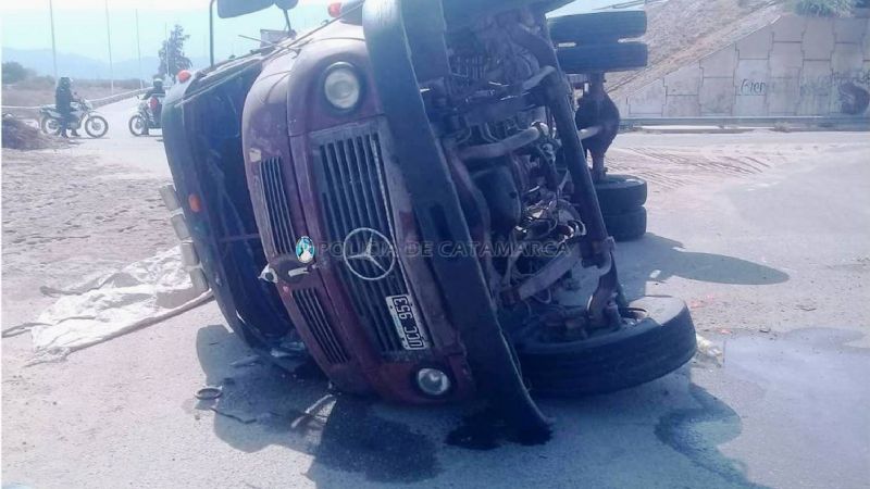 Camionero terminó herido tras un vuelco en la Circunvalación