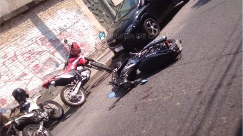 Abrió la puerta del auto cuando pasaba una moto