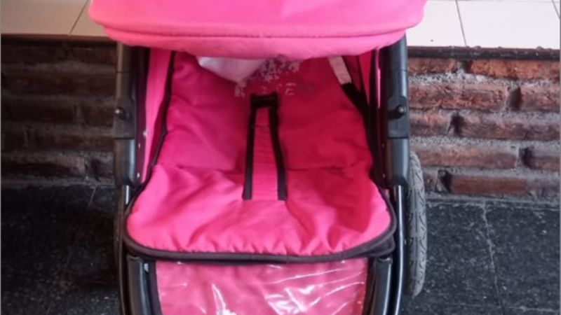 Robó un coche de bebé y lo dejó a la vera del Río del Valle