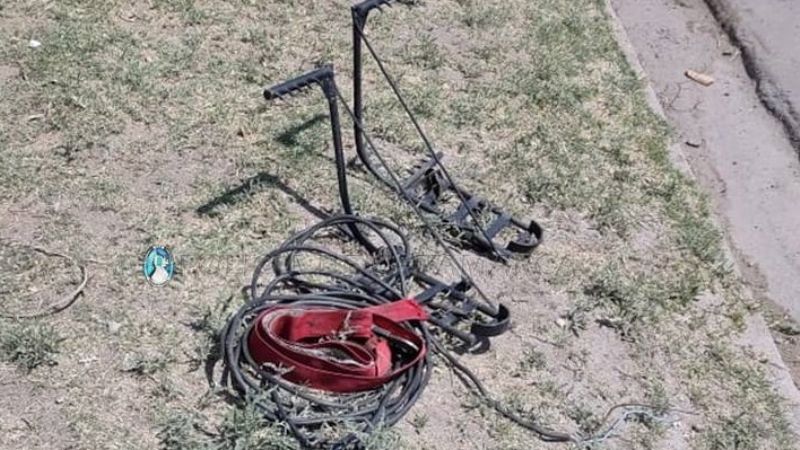 Detenidos por colgarse de la luz