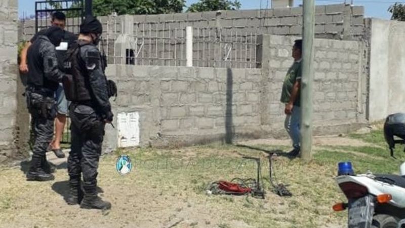Detenidos por colgarse de la luz