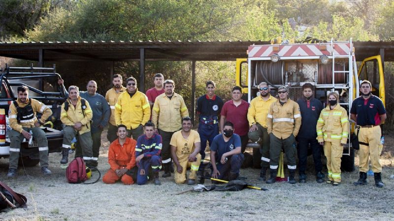 Gran despliegue de brigadistas y bomberos para contener el incendio del Ambato