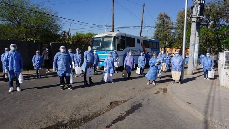 Agentes sanitarios trabajan en la prevención del COVID-19