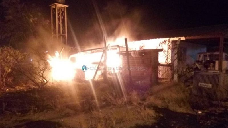 Auto quedó en ruinas tras un incendio