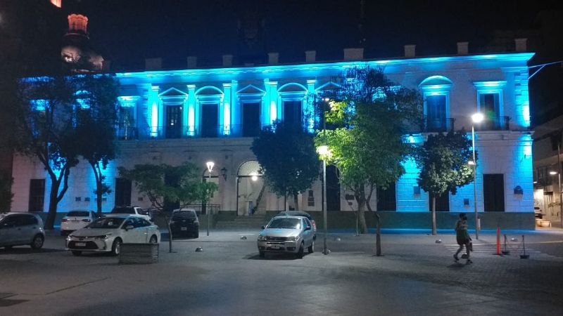 Casa de Gobierno y la UNCa de azul por el Día de la Dislexia