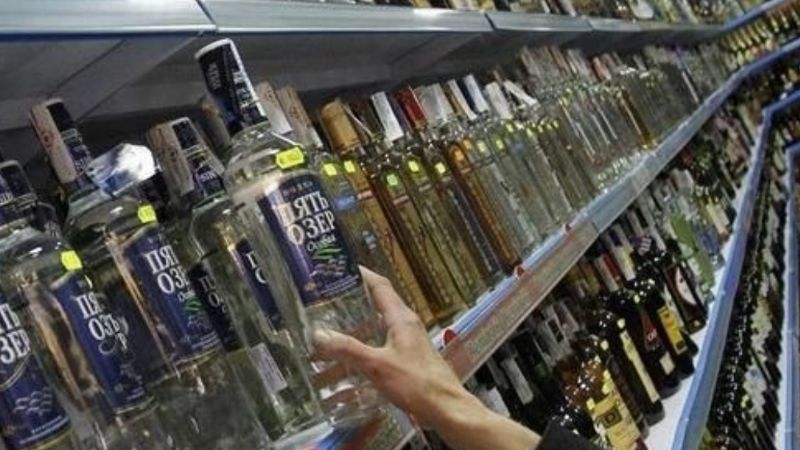Jovencito entró a un supermercado a robar bebidas alcohólicas