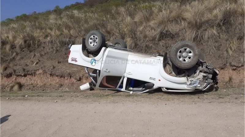Perdió el control de la camioneta y volcó en Las Chacritas