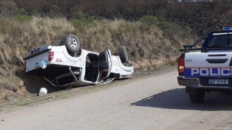 Perdió el control de la camioneta y volcó en Las Chacritas