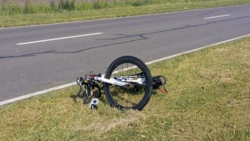 Ciclista embestido por un auto