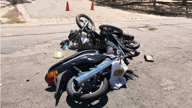 Choque de motos dejó a dos jóvenes heridos