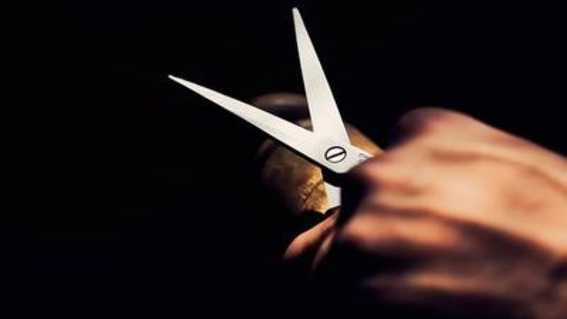 Agredió a su hijo con una tijera