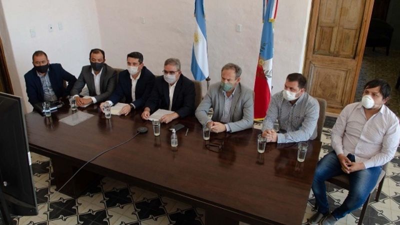 Jalil firmó convenios para obras de cloacas en Belén y Ancasti