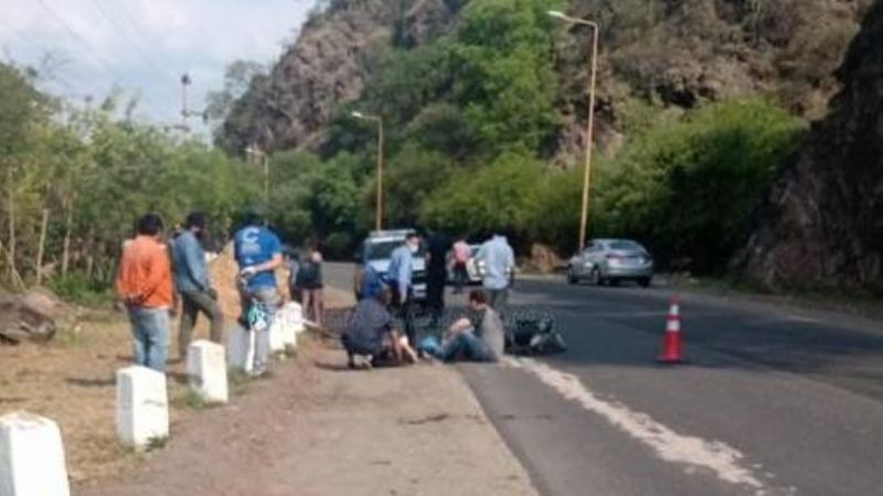 Motociclista embistió a dos ciclistas en la Ruta 4