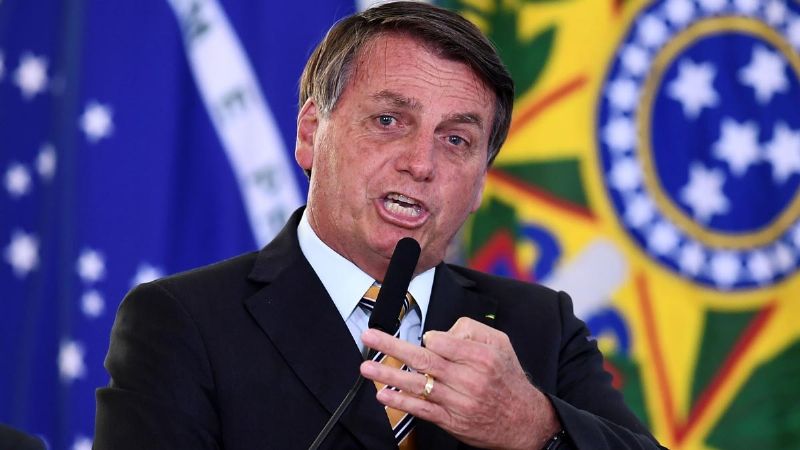 Bolsonaro exige "no ser maricas" a los que le temen al coronavirus