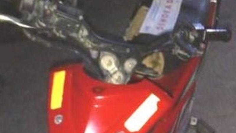 Dos detenidos y una moto secuestrada