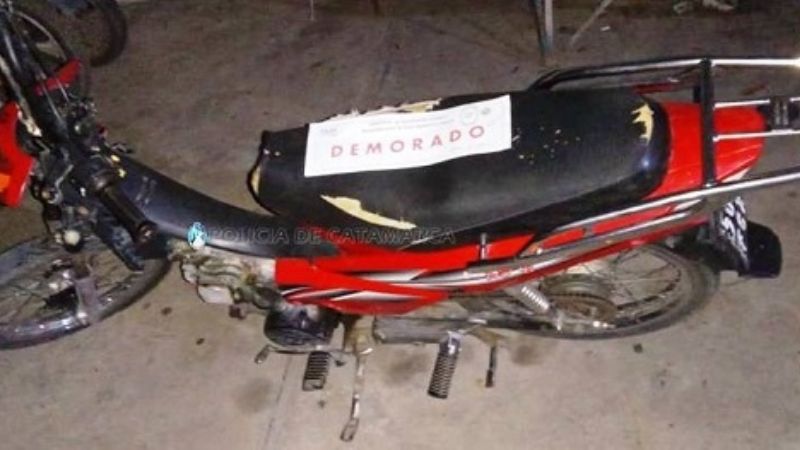 Dos detenidos y una moto secuestrada