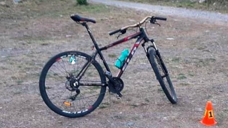 Ciclista perdió el equilibrio, cayó y debió ser asistido