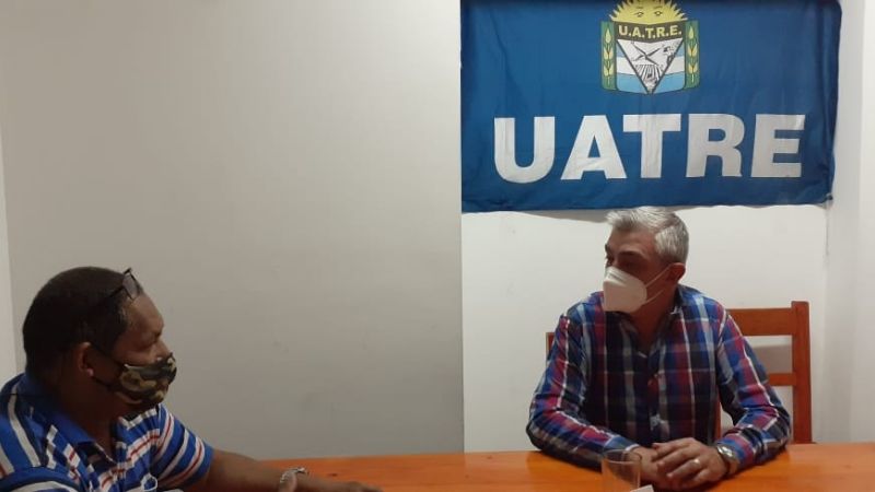 El senador Martínez visitó la casa de los trabajadores rurales