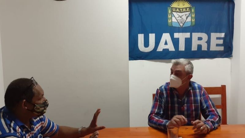 El senador Martínez visitó la casa de los trabajadores rurales