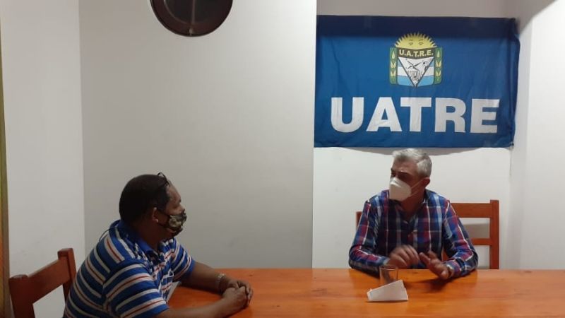 El senador Martínez visitó la casa de los trabajadores rurales