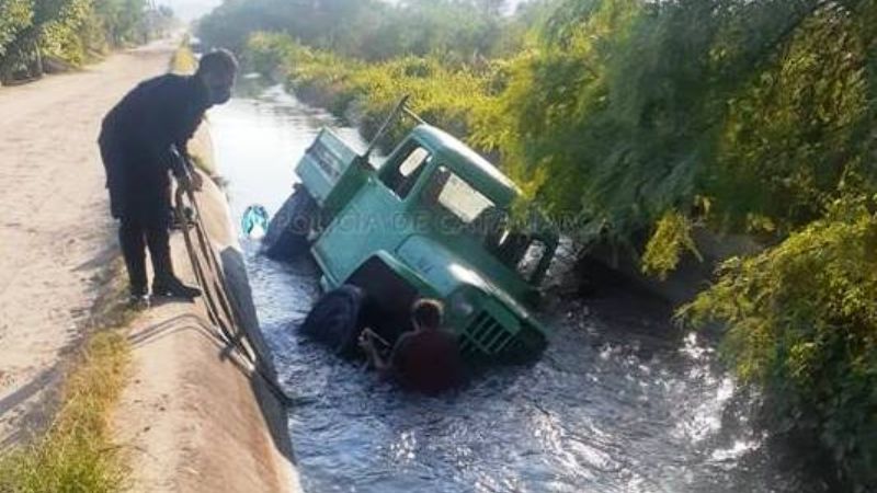 Conductor perdió el control y la camioneta terminó dentro de un canal