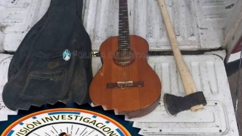 Le robaron la guitarra