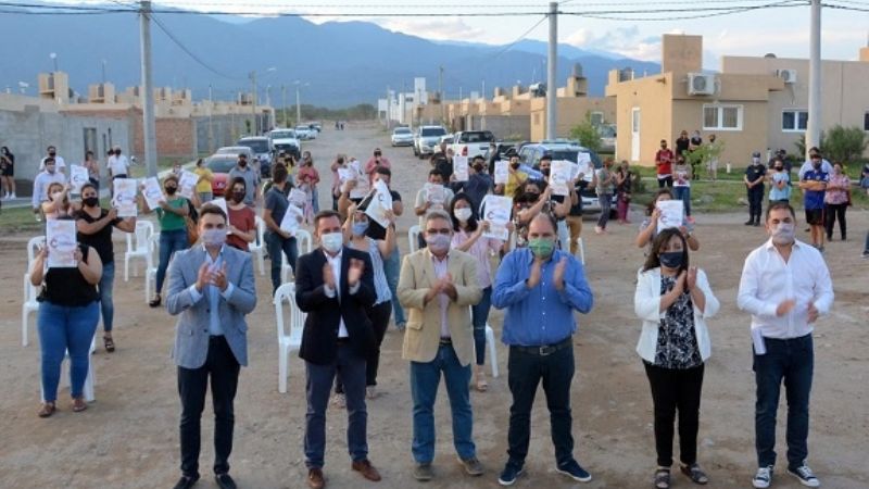 Jalil entregó nuevas viviendas para solteros en Valle Chico