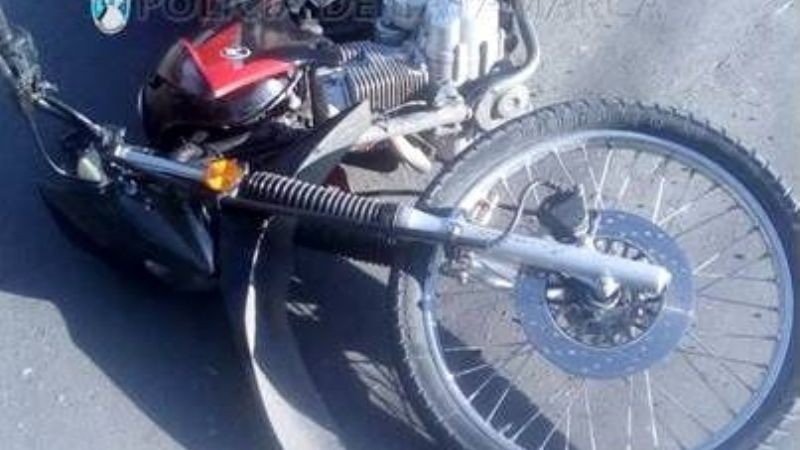 Motociclista se enredó con un cable y cayó al suelo