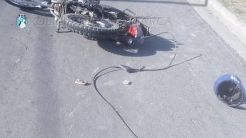 Motociclista se enredó con un cable y cayó al suelo