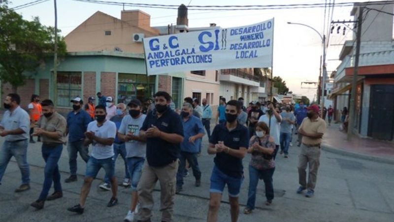 Marcharon en Andalgalá a favor de la minería