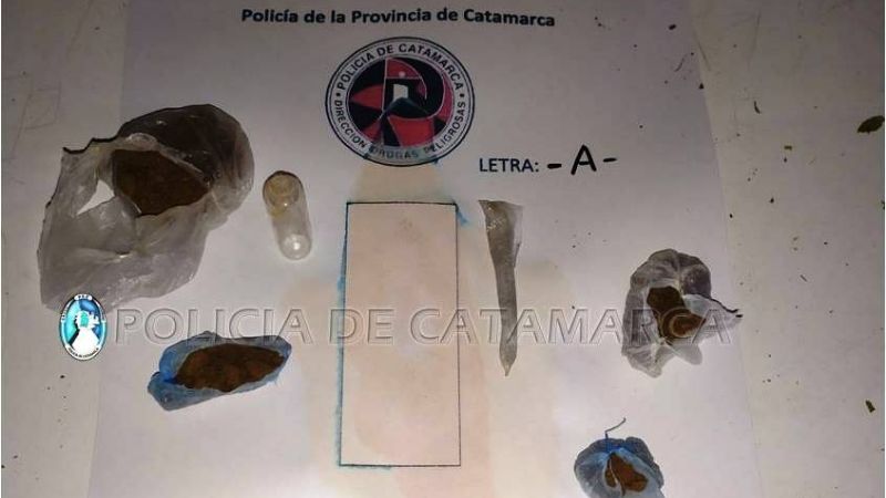 Perros adiestrados encontraron cuatro envoltorios y un cigarrillo de marihuana