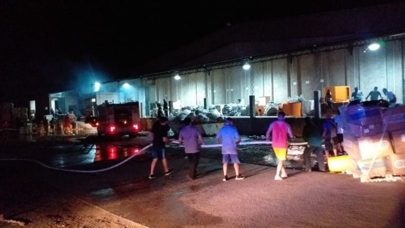 Voraz incendio en una fábrica de El Pantanillo