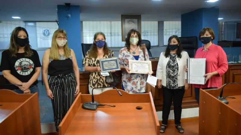 Distinguen a docente de 83 años por su destacado rol en la educación