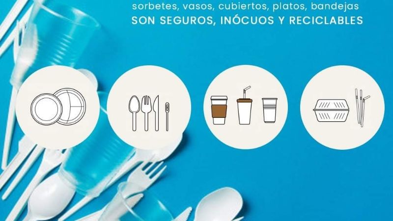 Los “plásticos” festejan exaltando el material de su trabajo