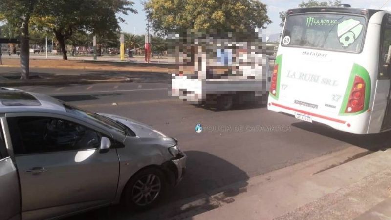 Colectivo chocó con un auto en el ingreso del CAPE