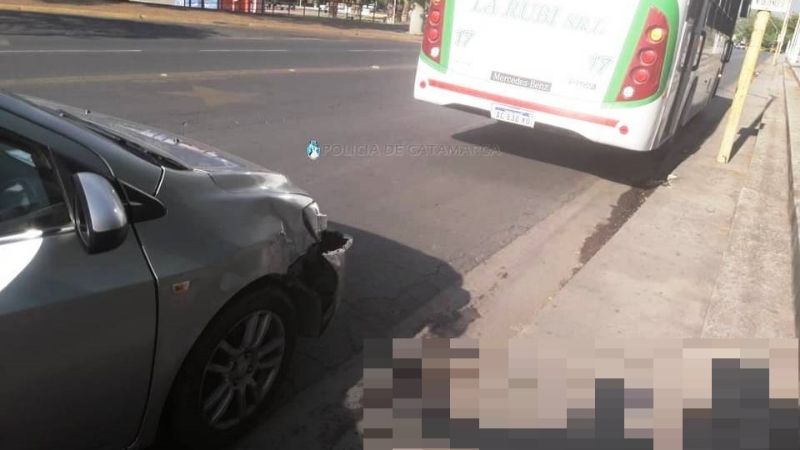 Colectivo chocó con un auto en el ingreso del CAPE