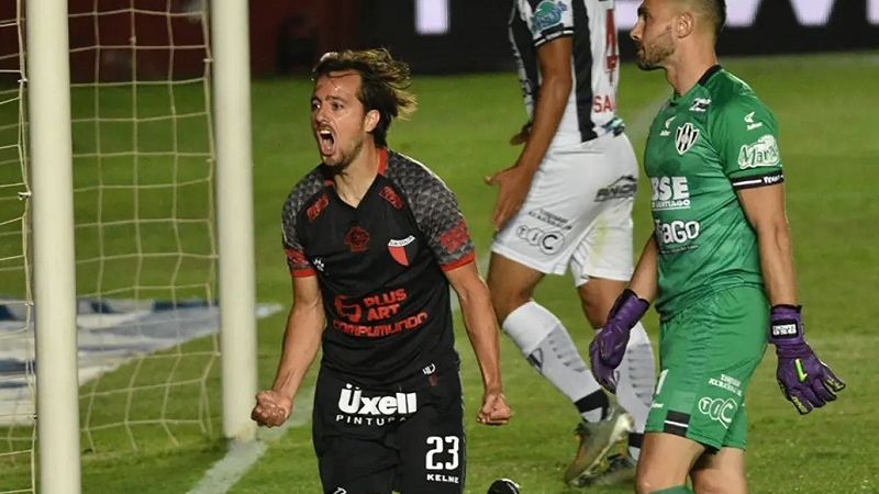 Golazos de Bernardi y el “Pulga”, para que Colón sea líder