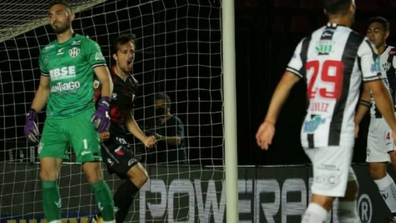 Golazos de Bernardi y el “Pulga”, para que Colón sea líder