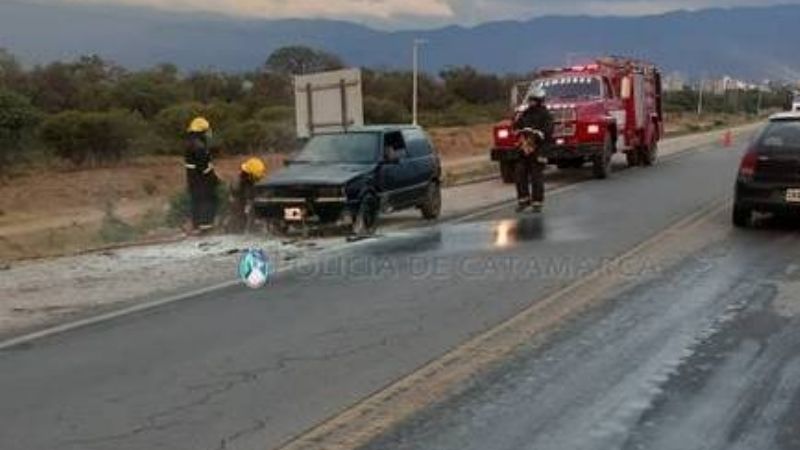 Un auto se prendió fuego frente al Mercado de Abasto