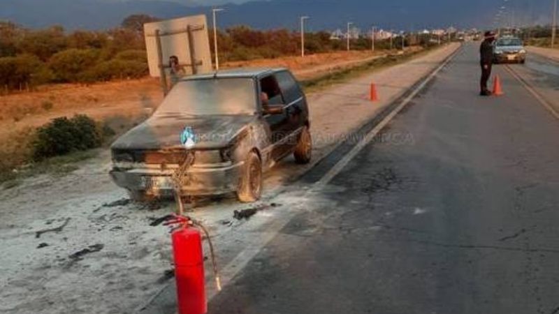 Un auto se prendió fuego frente al Mercado de Abasto