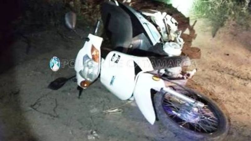 Evadió un control, fue alcanzado por los policías y huyó a pie