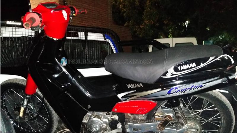 Evadió un control, fue alcanzado por los policías y huyó a pie