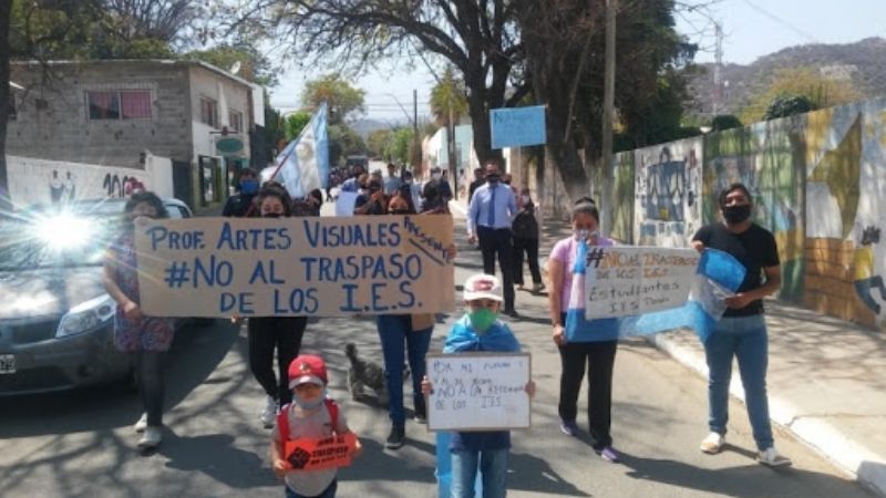 Marchas del silencio y carpas blancas por el traspaso de los IES