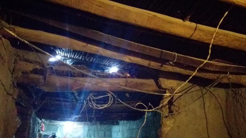 Se cayó una pared de adobe en una precaria vivienda