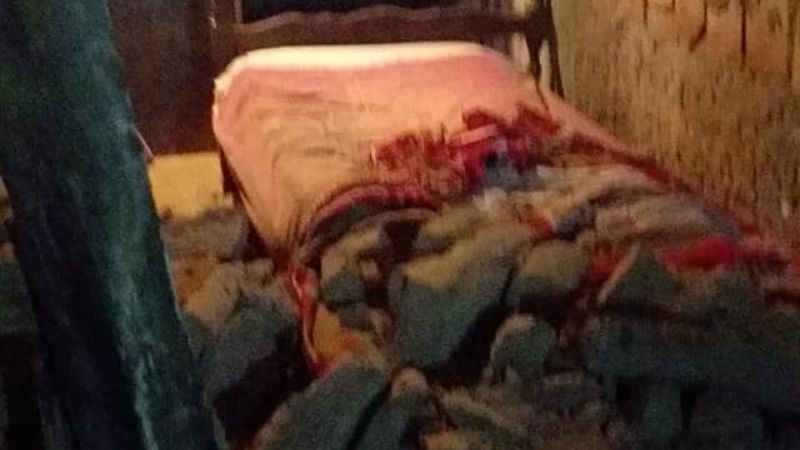 Se cayó una pared de adobe en una precaria vivienda
