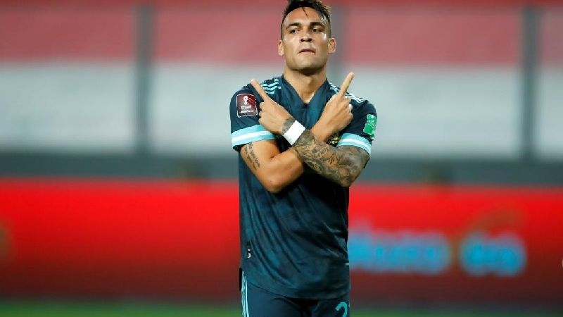 Argentina le ganó 2-0 de visitante a Perú y es escolta