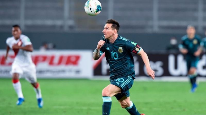 Argentina le ganó 2-0 de visitante a Perú y es escolta