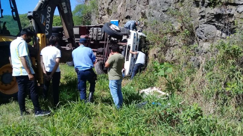 Vuelco de un camión en la Cuesta de El Totoral